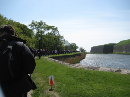 Likt ett lämmeltåg vandrar alla iväg