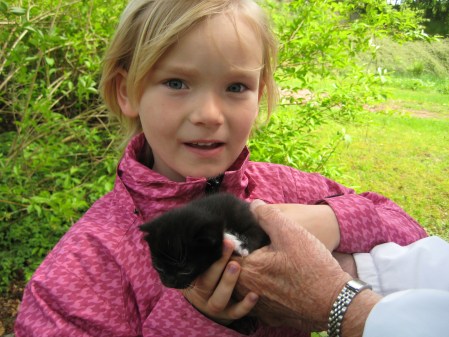 Nell med liten kattunge