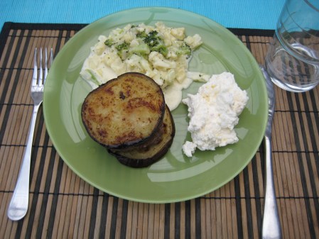 Burgare med aubergin och tillbehör