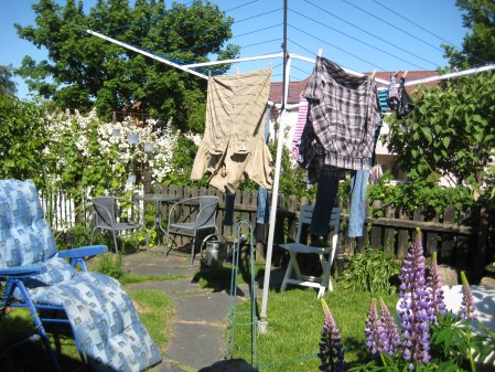 Solstol och tvätt som torkar i solen = sommar