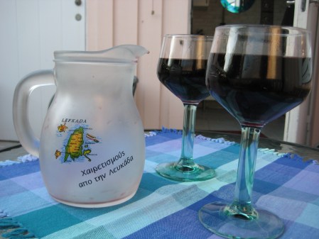 Karaff och två glas vin