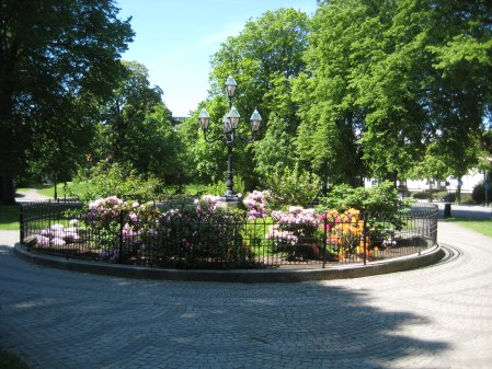 Brännvinsringen i en park i Varberg