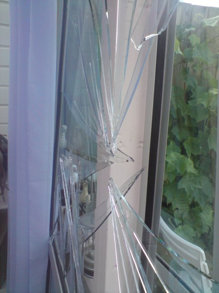 Likt en sol strålar är glaset splittrat