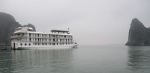 Djonk i Ha Long i morgondiset en höstdag